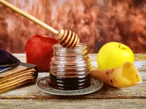 Rosh Hashanah Plate with apples, honey and a shofar