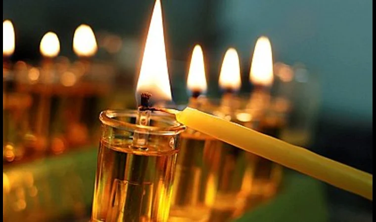 Lighting Chanukah candles on the last night