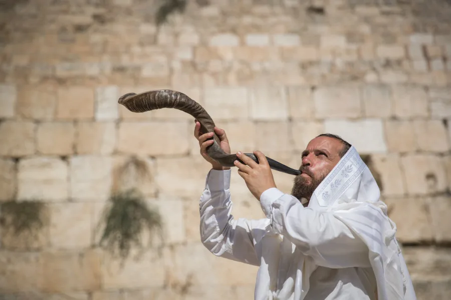 Jewish Man blowing shofar at the kotel