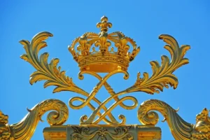 crown on top of Aaron kodesh
