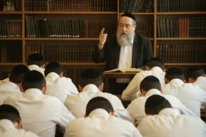 Rabbi teaching a bunch of talmidim